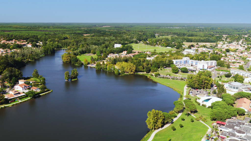 Vue aérienne du lac de Christus à Saint-Paul-lès-Dax dans les Landes